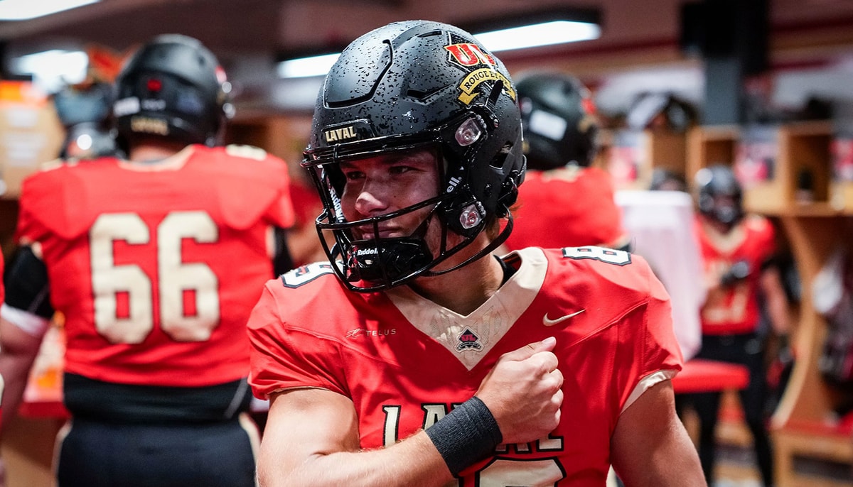 Mathis Bouchard, receveur de passes du club de football Rouge et Or de l'Université Laval, est également skieur acrobatique et vise une participation aux Jeux olympiques de 2030 dans les Alpes françaises.