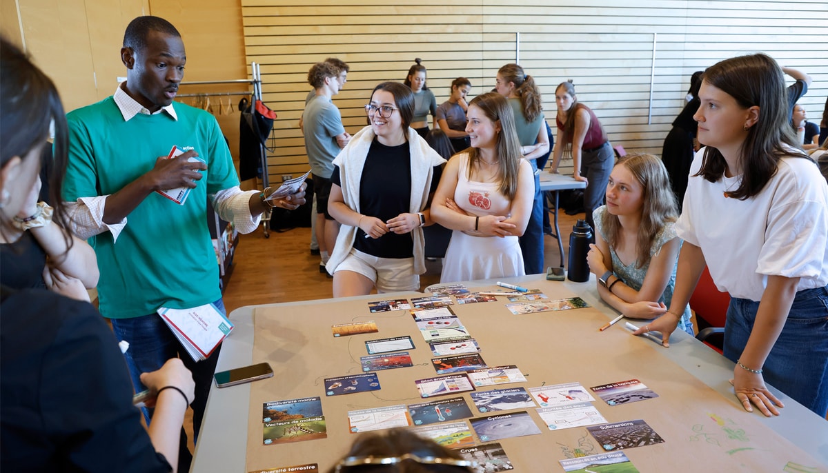 Dans une fresque, une animatrice ou un animateur appelé «fresqueuse» ou «fresqueur» distribue progressivement des cartes à un groupe de 6 à 8 personnes, qui les disposent et redisposent sur une grande feuille, les reliant par des flèches pour mieux comprendre les interrelations entre les éléments qui affectent le climat.