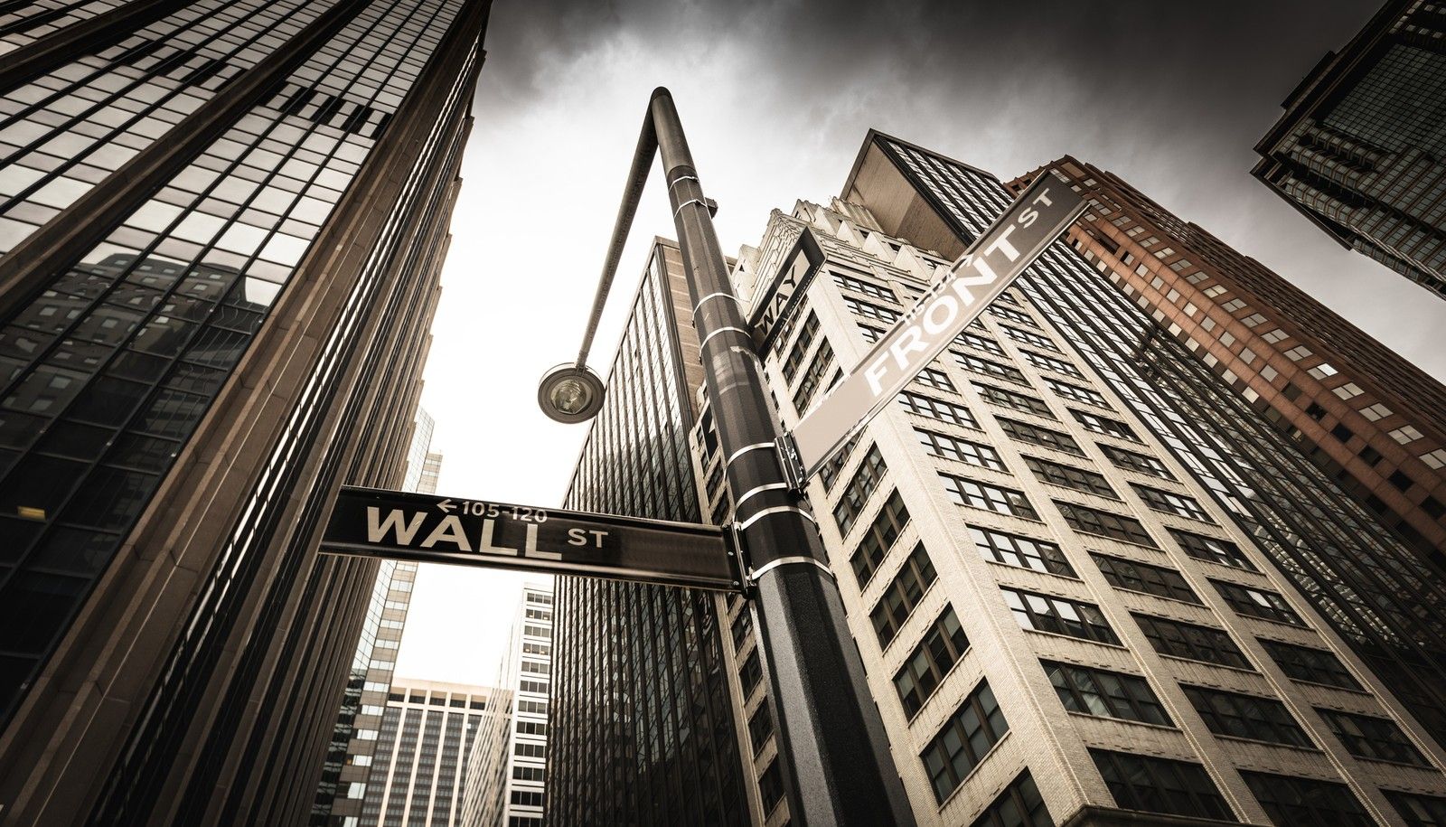 Sur Wall Street se trouve la bourse de New York, le New York Stock Exchange, aussi appelé Wall Street. Fondée en 1792, cette bourse est la plus importante au monde avec une capitalisation dépassant les 30 000 milliards de dollars en 2025.