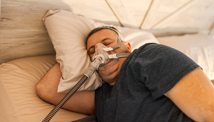 Le masque de ventilation à pression positive continue est couramment utilisé pour traiter l'apnée du sommeil. Selon une étude de l'Université Laval, le stress psychosocial chronique et le sentiment de solitude pourraient contribuer à l'apparition de ce trouble respiratoire.