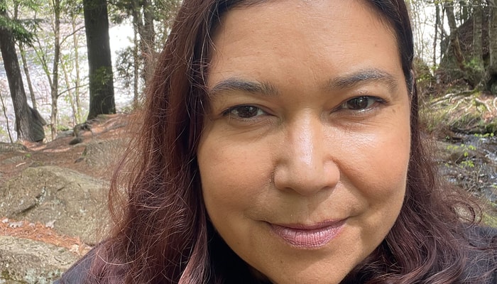 Adorant la nature et fière de ses origines autochtones, Karine Awashish espère que son parcours inspirera les jeunes de sa communauté. La professeure s'implique d'ailleurs depuis longtemps dans la cause de la persévérance scolaire chez jeunes Attikamewk.