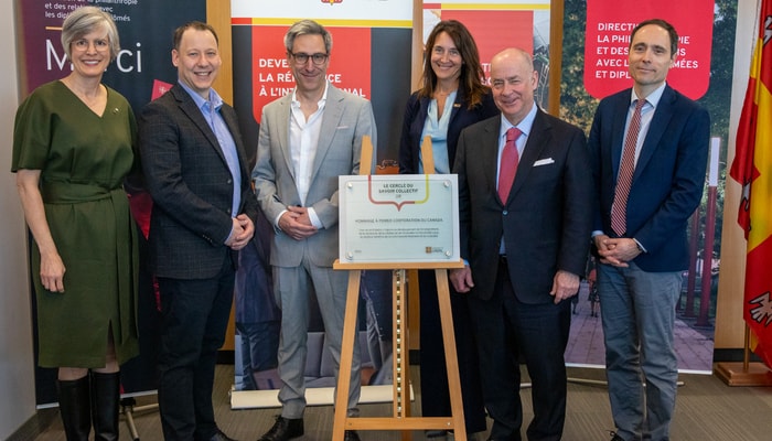 Lors de la remise de la plaque du Cercle du savoir collectif (de gauche à droite): la rectrice Sophie D'Amours, Pierre-Olivier Méthot, doyen de la Faculté de philosophie, Patrick Turmel, professeur et directeur de la Chaire de recherche Démocratie et éthique publique, Caroline Girard, cheffe de la Direction de la philanthropie et des relations avec les diplômées et diplômés, Paul C. Genest, premier vice-président de la Power Corporation, et Jonathan Paquin, professeur et directeur de l’École supérieure d’études internationales.