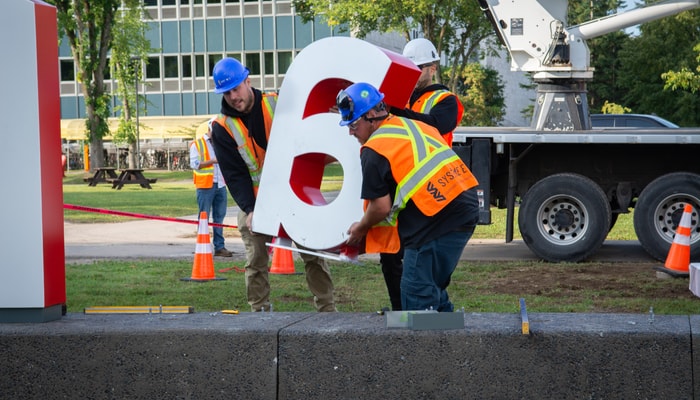 Installation de l'une des deux lettres «a» de la signature en trois dimensions «ULaval»