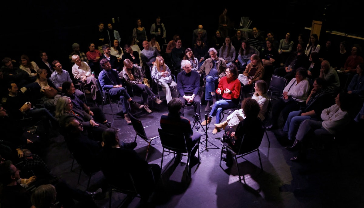 Le premier rendez-vous des Rencontres improbables s'est tenu le 4 février à la Charpente des fauves, dans le quartier Saint-Sauveur. Au centre du cercle, Gilles Joncas, professeur au Département de physique, de génie physique et d'optique, Josianne Roberge, artiste en arts visuels et vidéaste, Marianne Charbonneau, architecte, Julia Gaudreault-Perron, conseillère à l'innovation qui a piloté la création et la réalisation des Rencontres improbables, et Simon Grondin, professeur à l'École de psychologie.