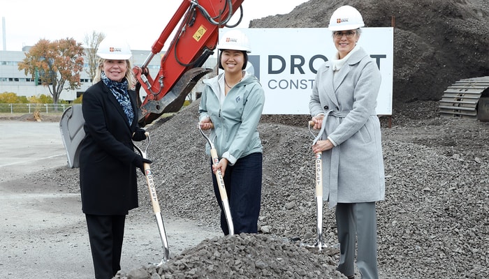 La ministre de l'Enseignement supérieure, Martine Biron, la vice-présidente aux finances et au développement de la CADEUL, Éléonore Ferland, et la rectrice de l'Université Laval, Sophie D'Amours, lors de la pelletée de terre le 16 octobre.