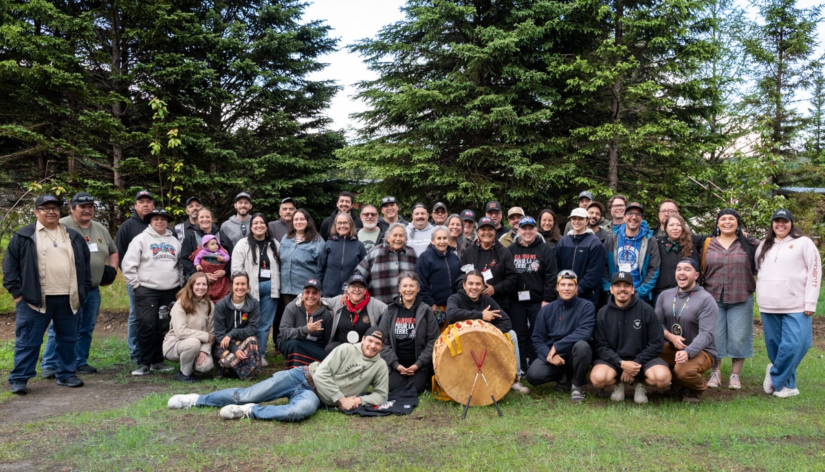 Une partie des personnes participantes au rassemblement. «Votre travail assure que nos pratiques, nos liens avec le Territoire et nos modes de vie puissent continuer à vivre, à se transmettre et à survivre dans un monde en transformation», a indiqué Nadine Rousselot, directrice du Bureau des Premiers Peuples de l'Université Laval, au centre de la rangée du bas.
