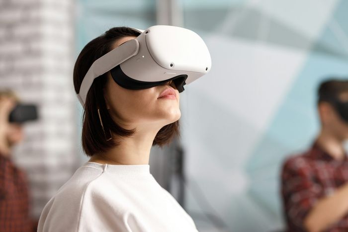 Le Québec pourrait innover ses services en proche aidance et utiliser la réalité virtuelle pour soutenir une population vulnérable, suggère l'autrice.