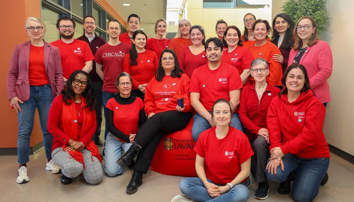 La professeure Nisrine Moubarak, assise au centre, entourée des étudiantes et étudiants de son équipe de recherche ainsi que de membres du corps professoral, enseignant et du personnel administratif.