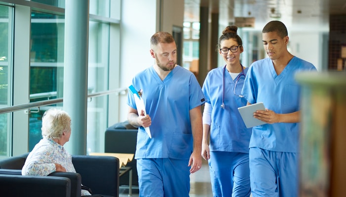 Le doctorat en médecine de l'Université Laval propose deux parcours: l'externat classique se déroule principalement dans les établissements hospitaliers de la région de Québec, alors que l'ELI privilégie une formation dans un même milieu hospitalier hors des grands centres. 