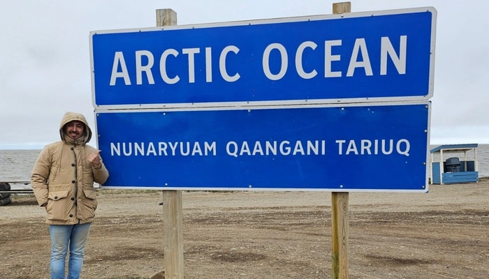 Le stagiaire postdoctoral Farshad Kamran s'est rendu à Tuktoyaktuk, au bord de l'océan Arctique. Sur le panneau est inscrit «Nunaryuam Qaangani Tariuq», ce qui signifie «L'océan au sommet du monde» en inuvialuktun, la langue locale. 