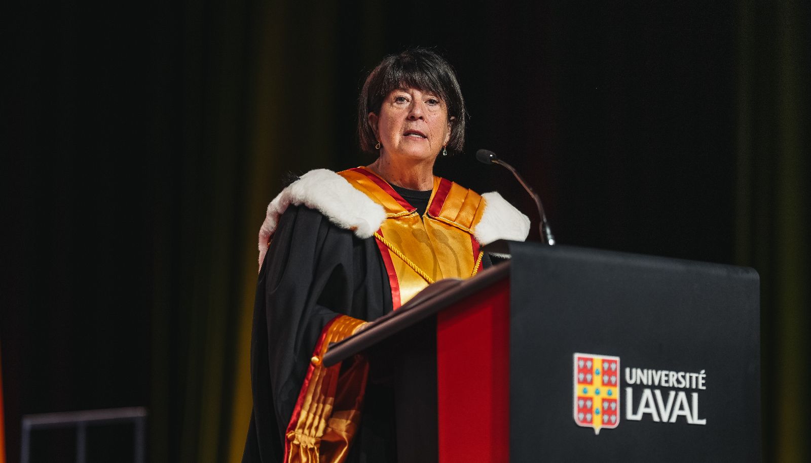 Monique Richer lors d'une cérémonie de collation des grades 2025 au Centre des congrès de Québec
