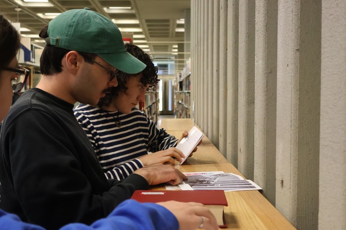 Une équipe tente de résoudre une énigme.