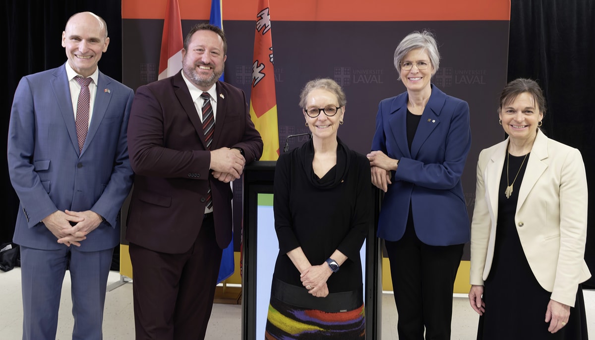 Jean-Yves Duclos, député fédéral de Québec-Centre, Steeve Lavoie, député de Beauport-Limoilou, Marie Audette, doyenne par intérim de la Faculté de médecine dentaire, Sophie D'Amours, rectrice, et Cathia Bergeron, vice-rectrice aux études et aux affaires étudiantes, responsable de la santé, lors de l'annonce du financement sur le campus le 30 mars.