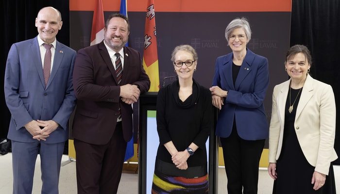 Jean-Yves Duclos, député fédéral de Québec-Centre, Steeve Lavoie, député de Beauport-Limoilou, Marie Audette, doyenne par intérim de la Faculté de médecine dentaire, Sophie D'Amours, rectrice, et Cathia Bergeron, vice-rectrice aux études et aux affaires étudiantes, responsable de la santé, lors de l'annonce du financement sur le campus le 30 mars.