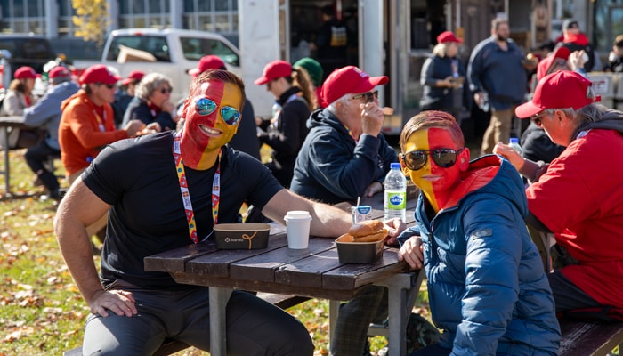 Une station de maquillage a permis aux personnes participantes d'afficher fièrement les couleurs de l'Université Laval.