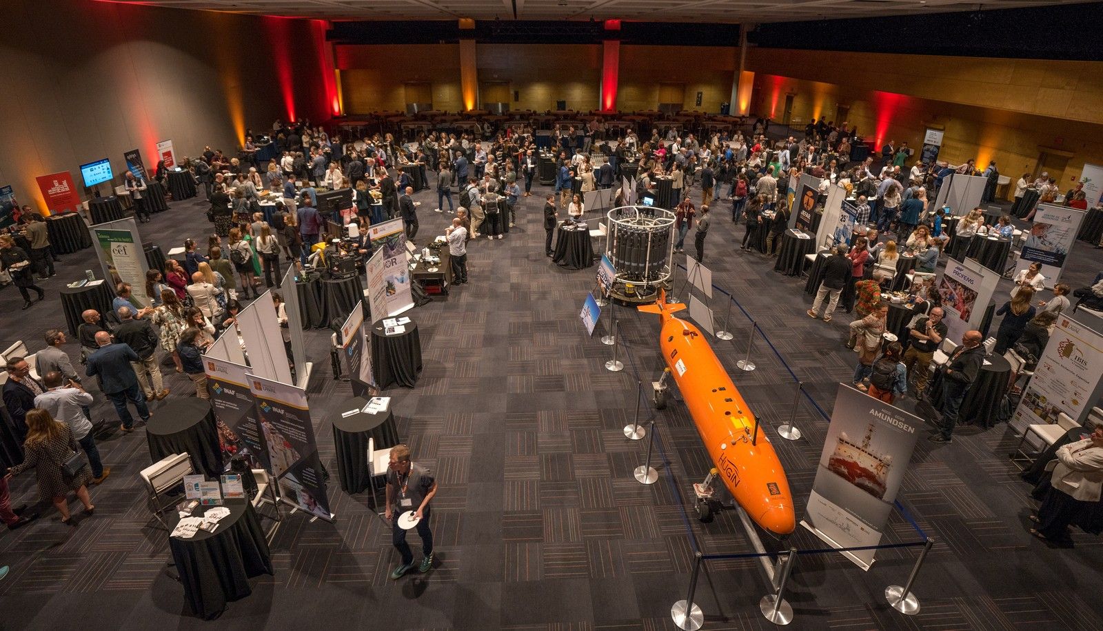 Un aperçu de l'espace exposants avec plus de 80 kiosques animés par des représentantes et représentants de centres, d’instituts, d’infrastructures et d’unités de recherche de l’Université Laval.