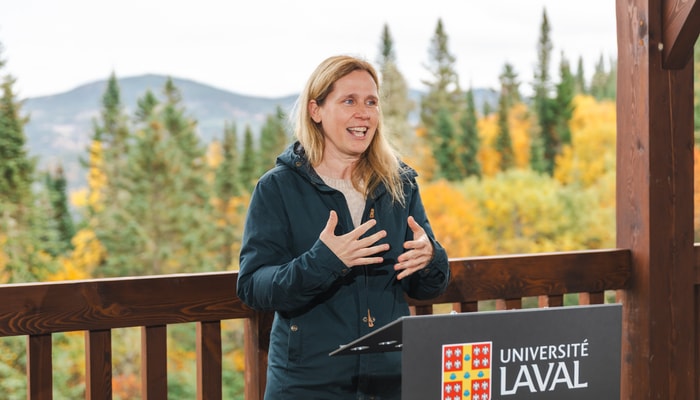 Evelyne Thiffault, professeure à la Faculté de foresterie, de géographie et de géomatique et ancienne directrice de la Forêt Montmorency, lors de son allocution