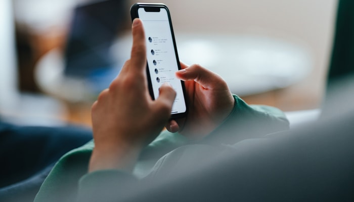 Selon la professeure Anne-Marie Turcotte-Tremblay, le temps passé devant les écrans gruge le temps disponible pour des activités jugées essentielles au développement des jeunes, comme la lecture, le sport ou le sommeil.