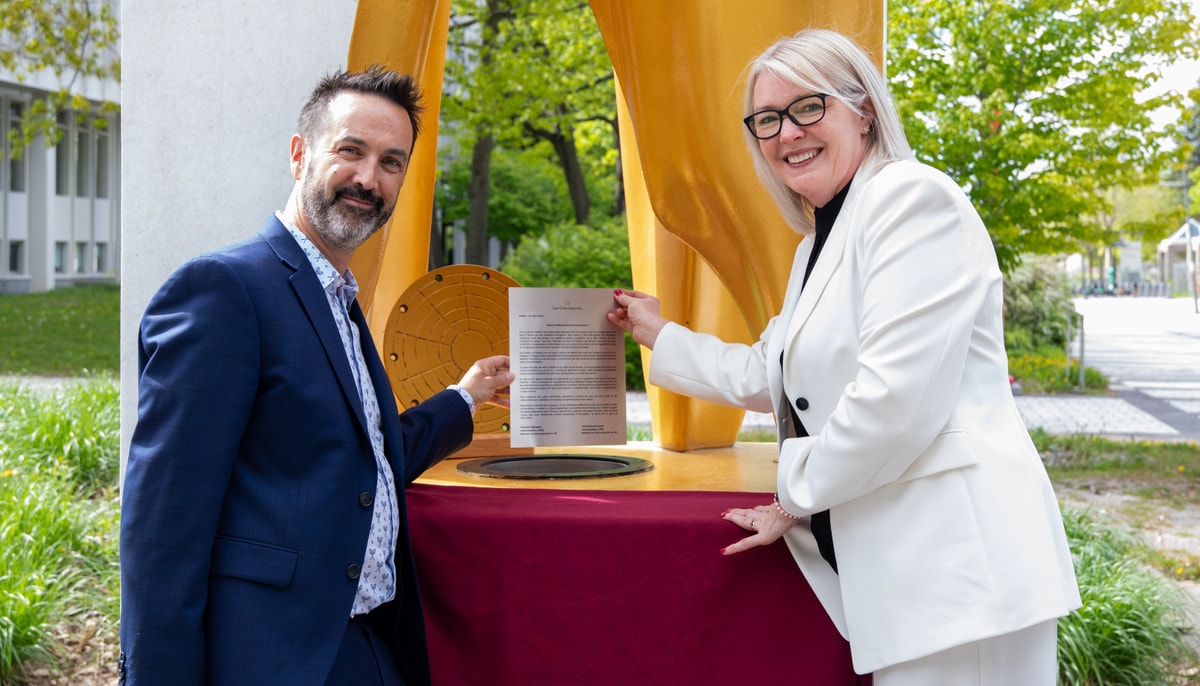 Jessie Boissonneault et Nicholas Pedneault au moment de l'encapsulation de leur témoignage dans l'œuvre d'art 2367, l'Odyssée collective, faisant office de capsule temporelle