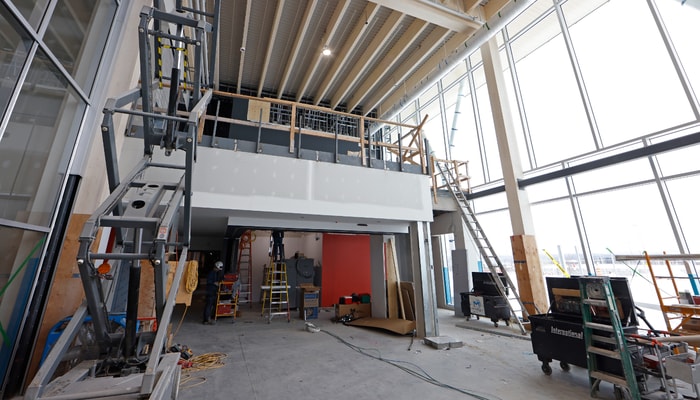 L’entrée principale, largement fenestrée, sera entièrement en bois. Un imposant escalier en bois conduira au café, situé au 2e étage.