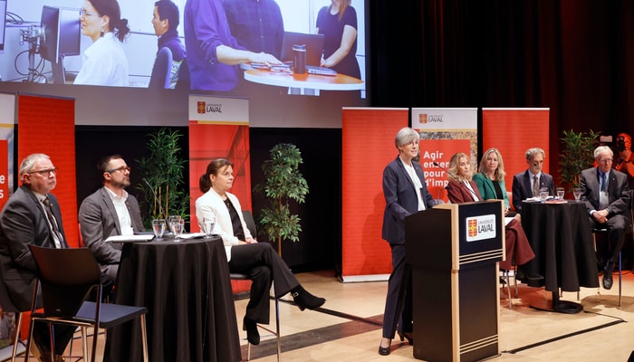 Étaient présents lors du dévoilement du Rapport à la communauté : René Lacroix, vice-recteur aux infrastructures et à la transformation, François Gélineau, vice-recteur aux affaires internationales et au développement durable, Cathia Bergeron, vice-rectrice aux études et aux affaires étudiantes, la rectrice Sophie D’Amours, Anne-Marie Laflamme, secrétaire générale, Eugénie Brouillet, vice-rectrice à la recherche, à la création et à l'innovation, André Darveau, vice-recteur exécutif et vice-recteur aux ressources humaines et aux finances, et Jean Houde, président du Conseil d’administration de l’Université Laval.