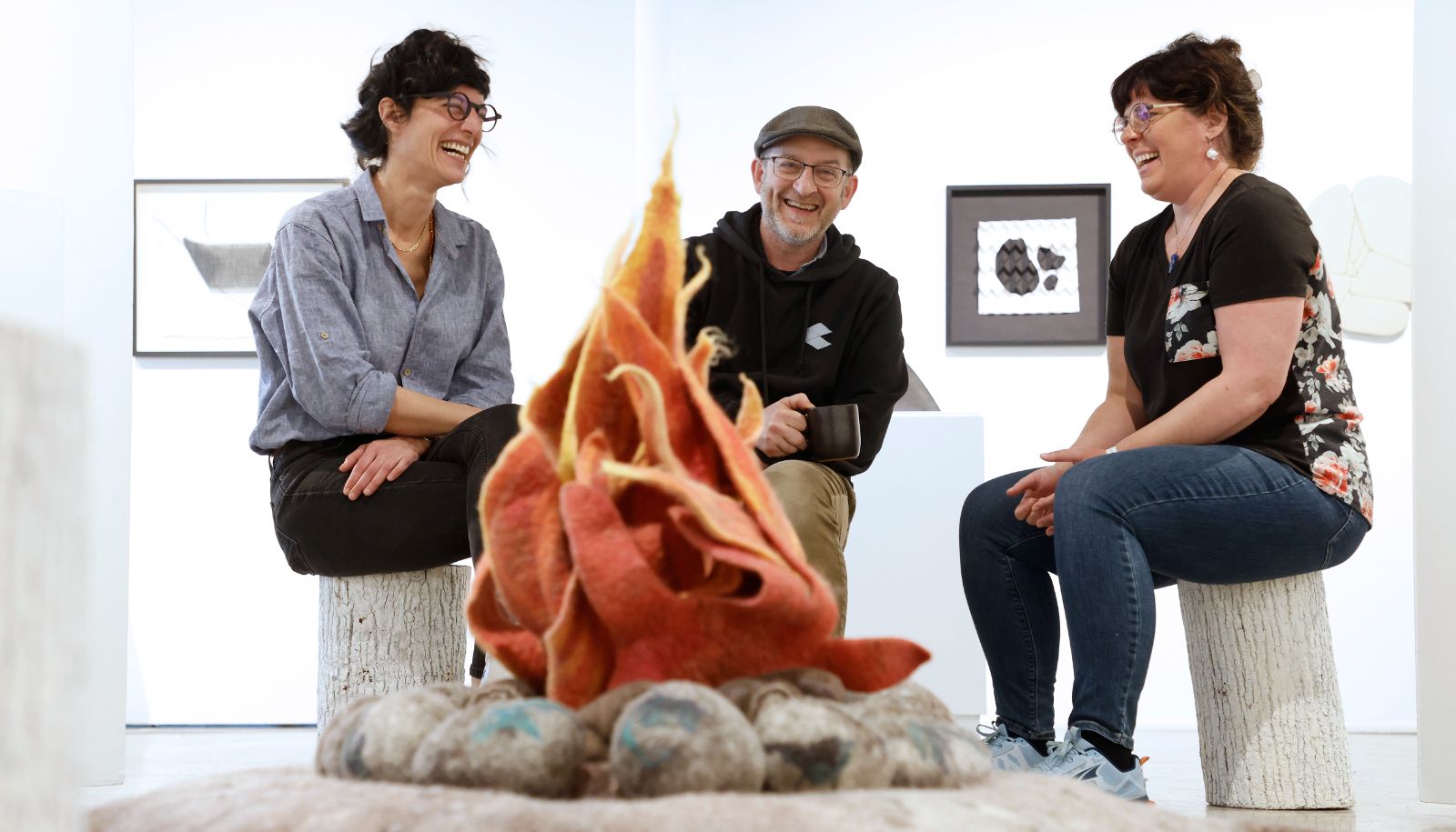 Fanny Hénon-Levy, directrice artistique – Intramuros du Centre Materia, en compagnie des artistes Jean-Robert Drouillard et Sophie Ouellet