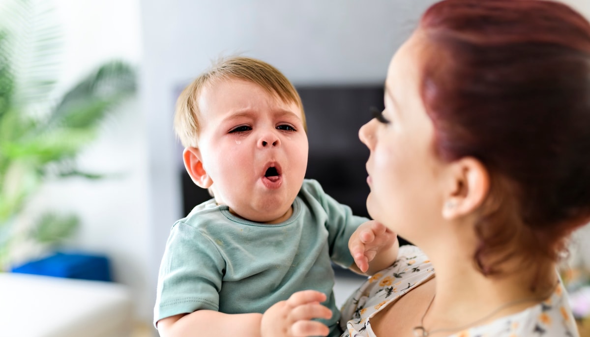 La coqueluche est une maladie infectieuse très contagieuse caractérisée par des quintes de toux importantes et incontrôlables qui peuvent être suivies d'un bruit rappelant le chant du coq. Les risques de maladie grave et d'hospitalisation sont plus élevés chez les enfants de moins d'un an, et plus particulièrement chez les moins de trois mois.