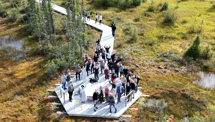 Des membres de la communauté de l'Université Laval et des partenaires se sont donné rendez-vous sur la plateforme des sentiers d'interprétation de la tourbière Joncas lors de l'inauguration du 12 septembre dernier.