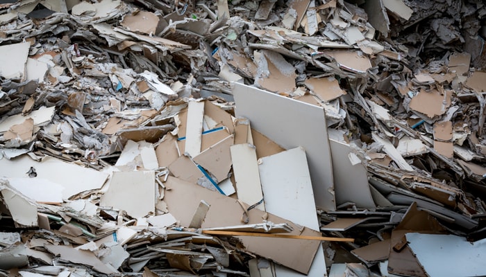 Au Québec, environ 200 000 tonnes de résidus de panneaux de gypse sont dirigés vers les sites d'enfouissement chaque année.