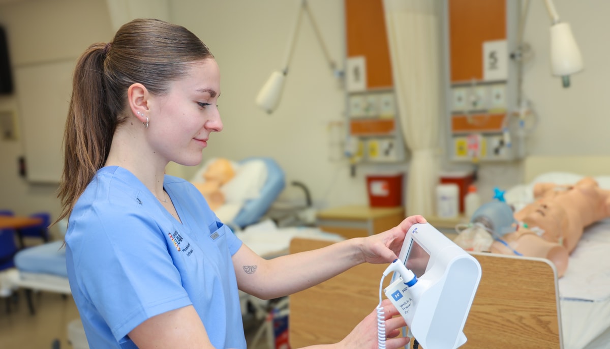Selon doyen de la Faculté, Frédéric Douville, la réussite des diplômées et diplômés à l'examen de l'OIIQ illustre la qualité et la pertinence de la formation offerte.