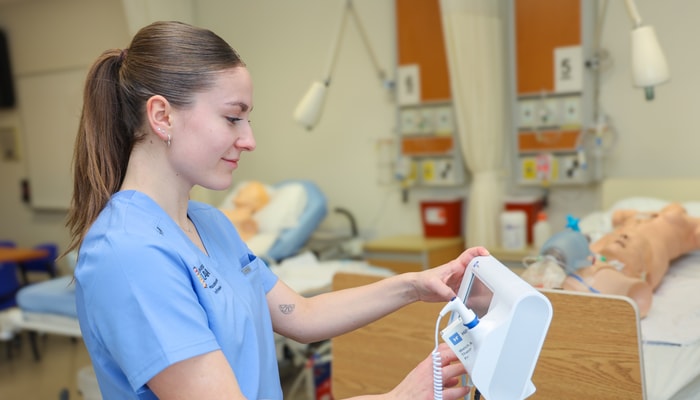 Selon doyen de la Faculté, Frédéric Douville, la réussite des diplômées et diplômés à l'examen de l'OIIQ illustre la qualité et la pertinence de la formation offerte.
