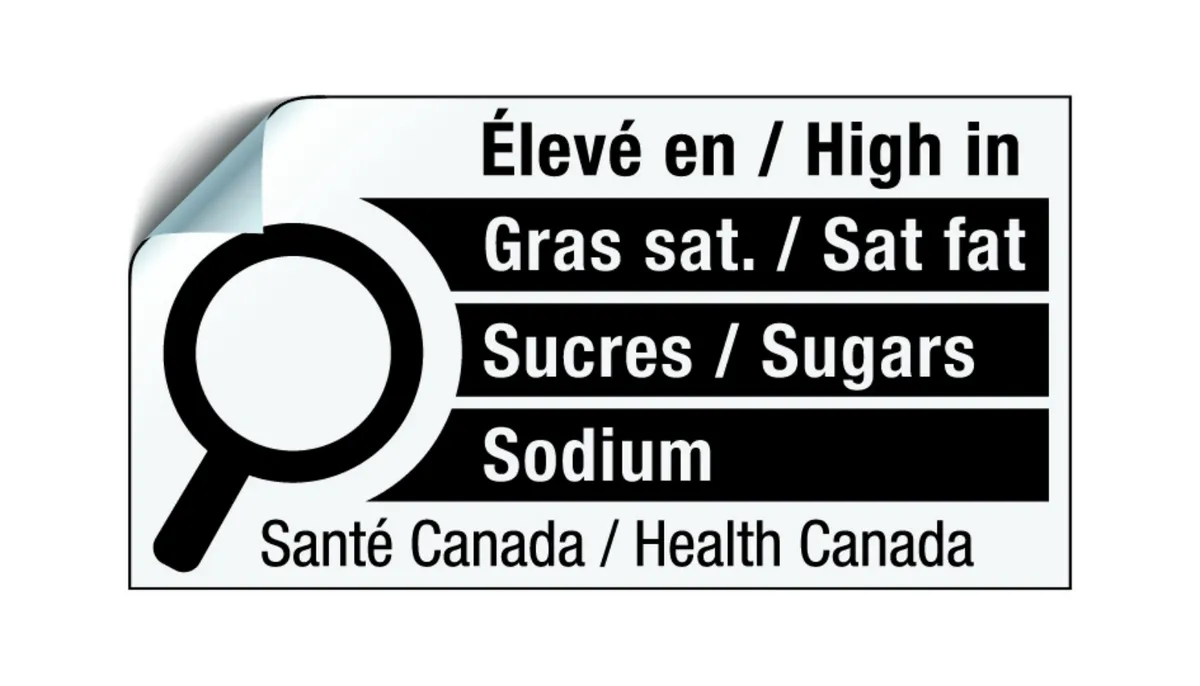 L'avertissement «Élevé en» devra figurer sur les emballages des produits alimentaires offerts au Canada à compter de janvier 2026. Il se peut que les entreprises reformulent leurs produits pour éviter d'avoir à y apposer ce symbole. Cela pourrait entraîner une hausse du prix de certains produits.