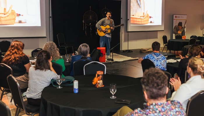 La soirée a eu son interlude musical avec Isaac Verreault-Lambert, connu sous le nom d'Aïshak Verreault-Lambert. Le guitariste et chanteur vient de la nation atikamekw et de la nation innue (Manawan et Mashteuiatsh).