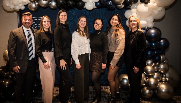De gauche à droite: Paul-André Gallant, président de l'OOAQ, les lauréates des prix Cardozo-Coderre Ariane Brucher, Laurence Yockell, Jeanne Pépin-Marchand, Clara Orsini et Shiva Zand, et Caroline Perron, représentante de La Personnelle. La lauréate Noémie Bradet était absente lors de la prise de la photo.