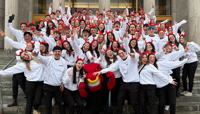 La délégation de FSA ULaval sur les marches du pavillon Palasis-Prince, peu avant le départ pour les Jeux du commerce à Montréal