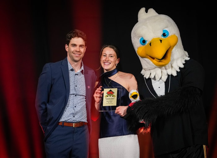 Léa-Jeanne Fortier (soccer), meilleure buteuse et pointeuse du circuit au Québec, a été nommée joueuse du match à deux reprises et repart avec le titre d’étudiante-athlète par excellence en sport collectif. Ici entre Thommy Bourassa (ALCOA) et Victor
