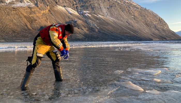 Alexandre Normandeau, chercheur en géoscience marine à la Commission géologique du Canada à Ressources naturelles Canada, effectue une collecte de roches du glacier Otto.