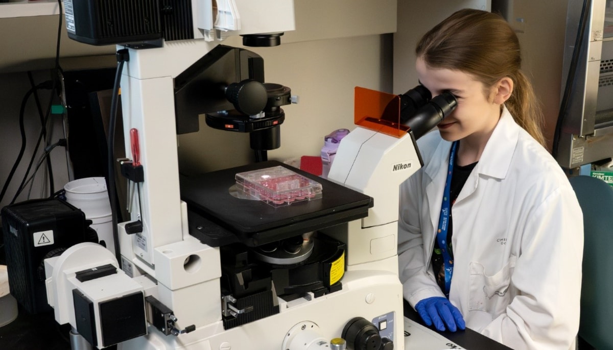 Plusieurs élèves du primaire et du secondaire, ainsi que des personnes accompagnatrices, ont participé à une journée immersive dans les laboratoires de recherche du CHU de Québec – Université Laval, en compagnie de nombreuses personnes étudiantes et chercheuses.