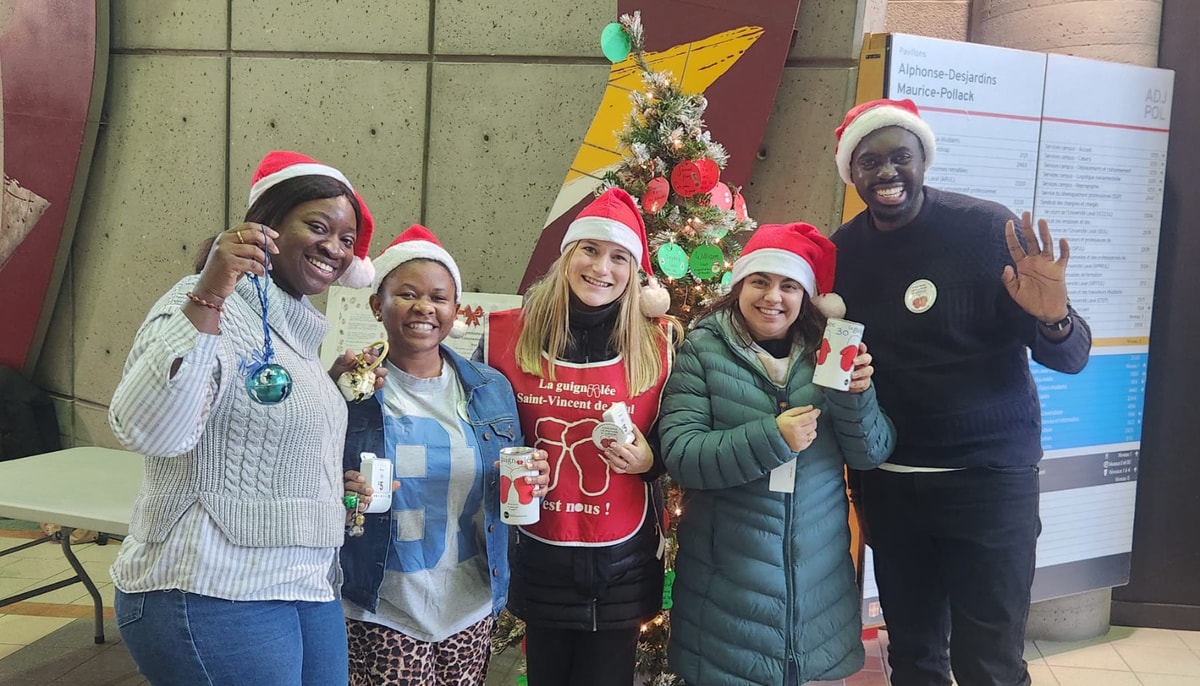 Les bénévoles Linda Sanka, étudiante au doctorat en sciences des aliments, Raïssa Ngwane Tchanyo, étudiante au doctorat en génie du bois et matériaux biosourcés, Virginie Bernier, employée de la Direction de la philanthropie et des relations avec les diplômées et diplômés, Kelly Cristina Ramalho, employée de la Faculté des sciences sociales, et Giresse Mpey Ilimi, étudiant à la maîtrise en science politique et coordonnateur des bénévoles.