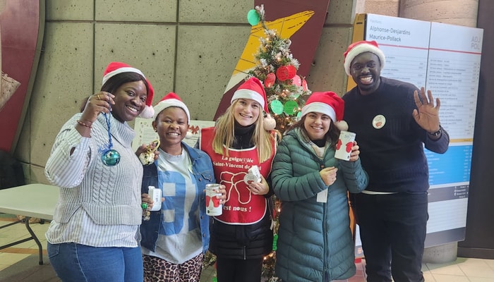 Les bénévoles Linda Sanka, étudiante au doctorat en sciences des aliments, Raïssa Ngwane Tchanyo, étudiante au doctorat en génie du bois et matériaux biosourcés, Virginie Bernier, employée de la Direction de la philanthropie et des relations avec les diplômées et diplômés, Kelly Cristina Ramalho, employée de la Faculté des sciences sociales, et Giresse Mpey Ilimi, étudiant à la maîtrise en science politique et coordonnateur des bénévoles.