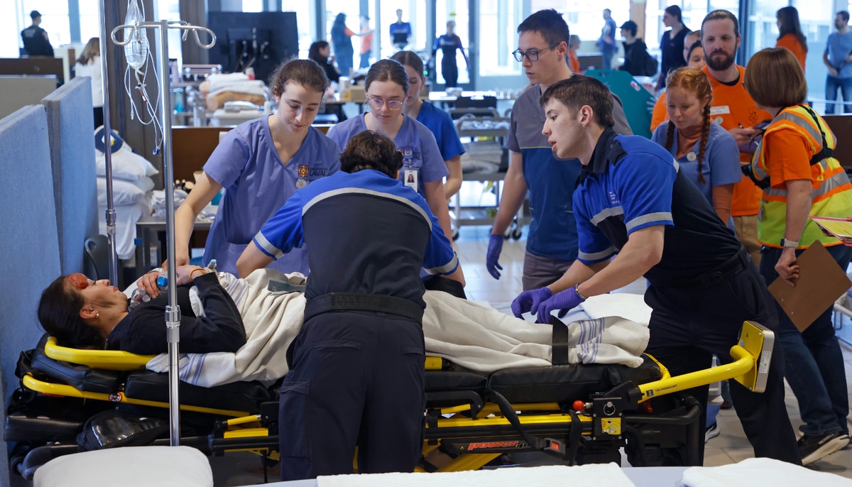 Des étudiants et étudiants interviennent auprès d'une personne simulant une blessure lors de l'événement Code Orange 2025.