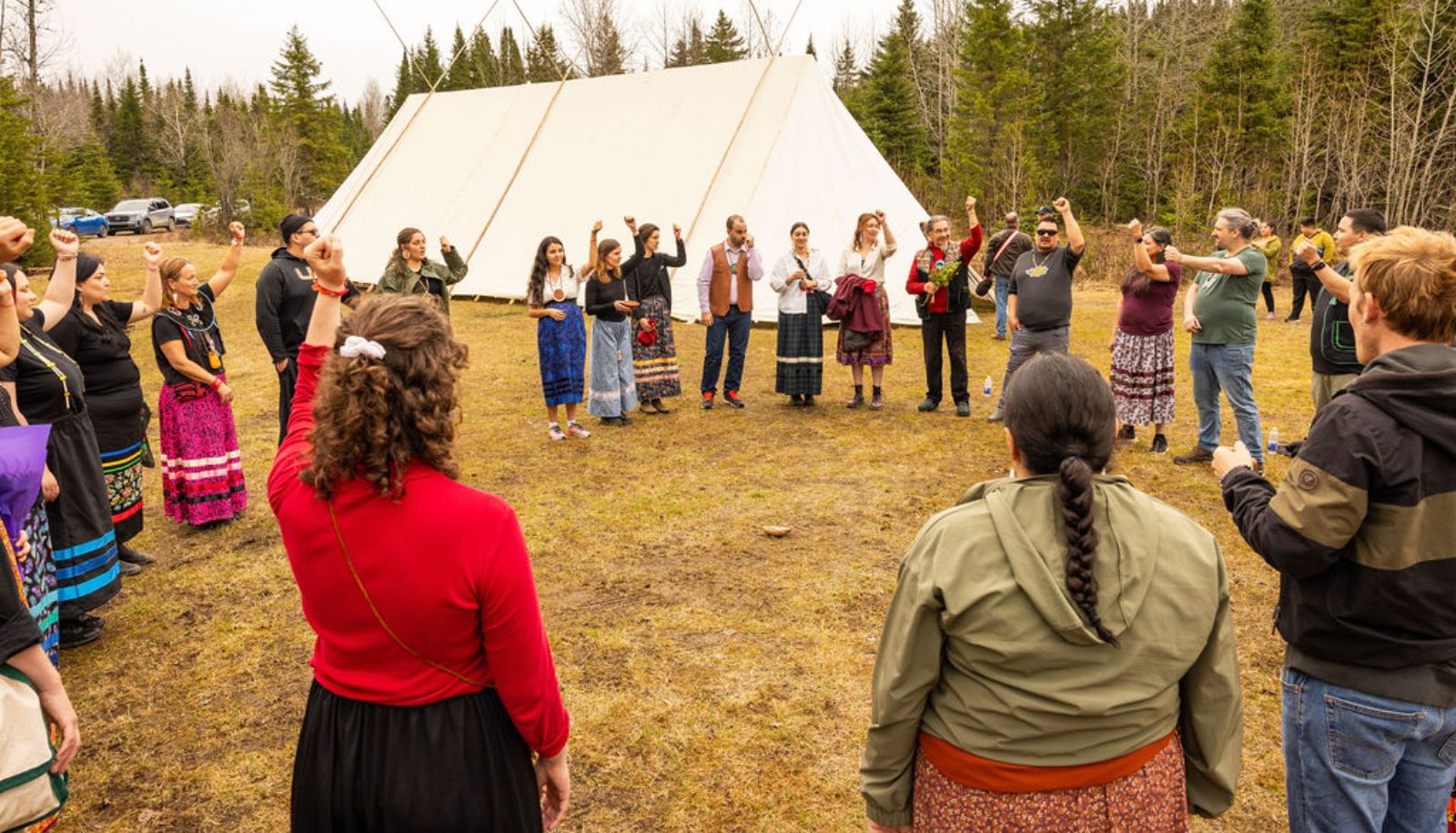 Ouverture de la cérémonie de clôture devant le shaputuan à la Forêt Montmorency