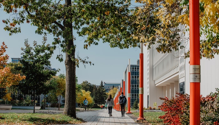 Des étudiants marchent sur le campus de l'Université Laval.