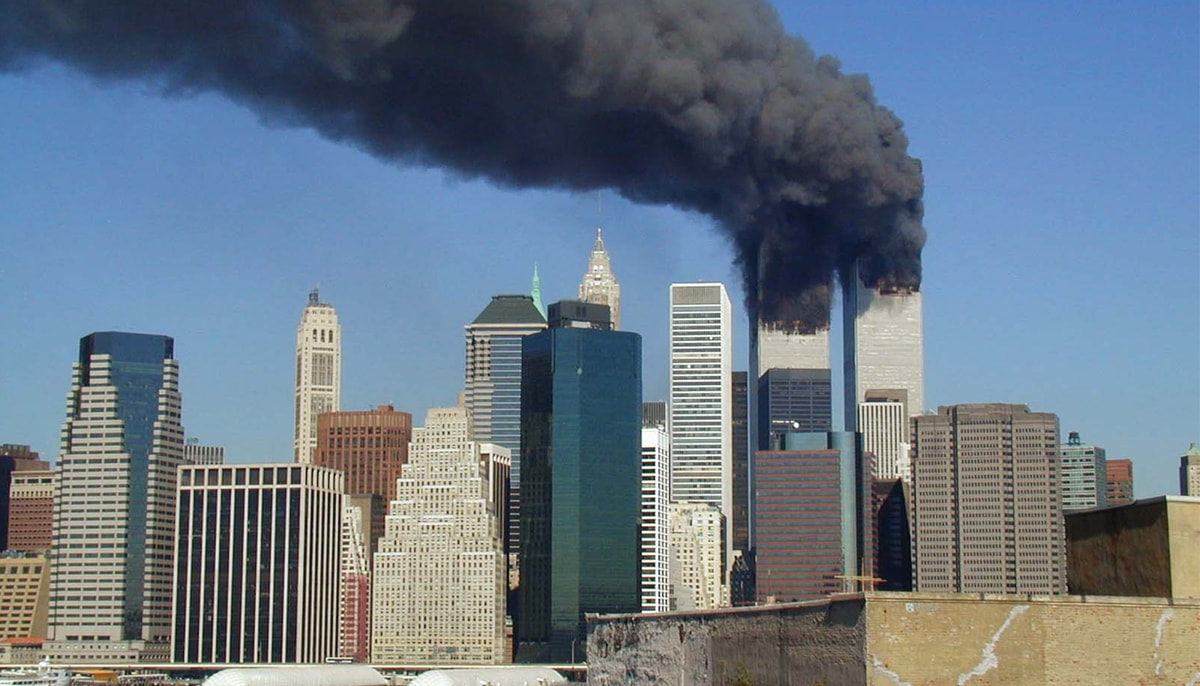 Les tours du World Trade Center peu après l'impact des avions lors des attentats du 11 septembre 2001, à New York