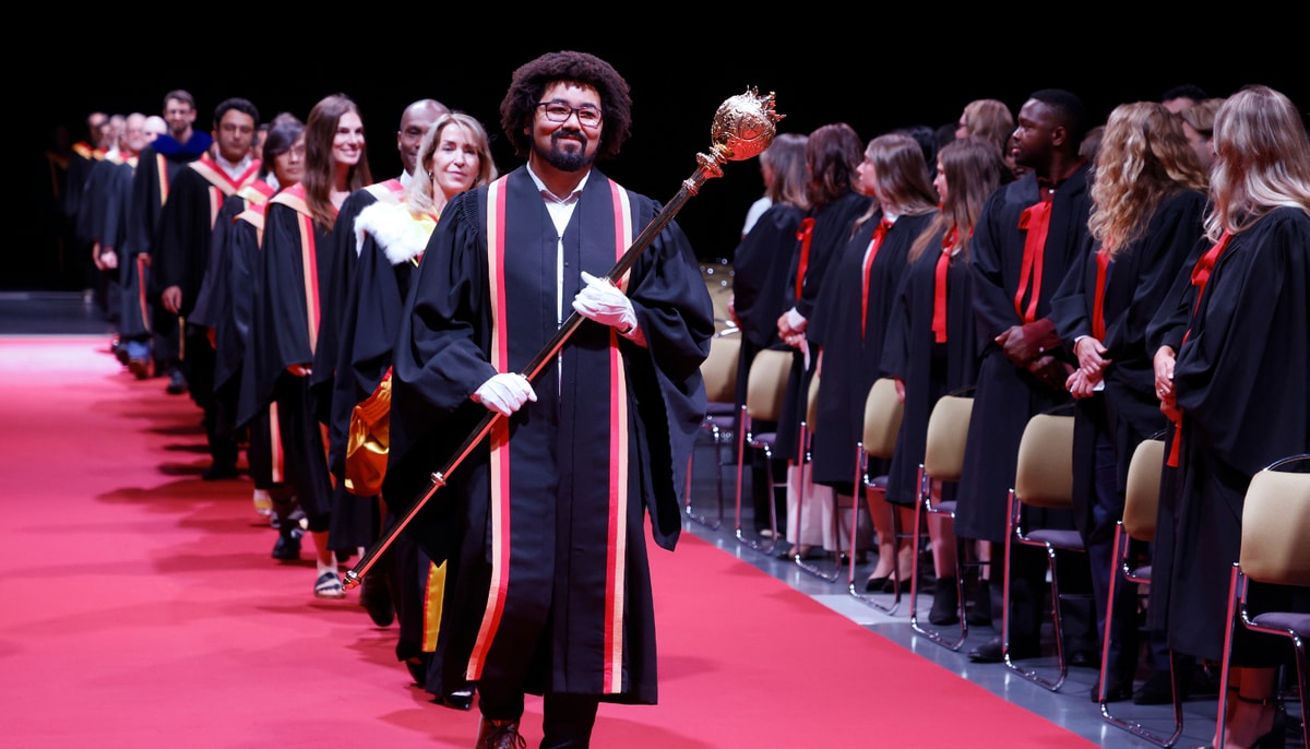 Simon Alphonse-Cormier a ouvert la toute première cérémonie de la collation des grades, le 22 juin. Fabriquée en 1860, la masse qu'il porte, un bâton de cuivre doré orné des armoiries des facultés fondatrices, symbolise l'autorité de l'Université Laval.