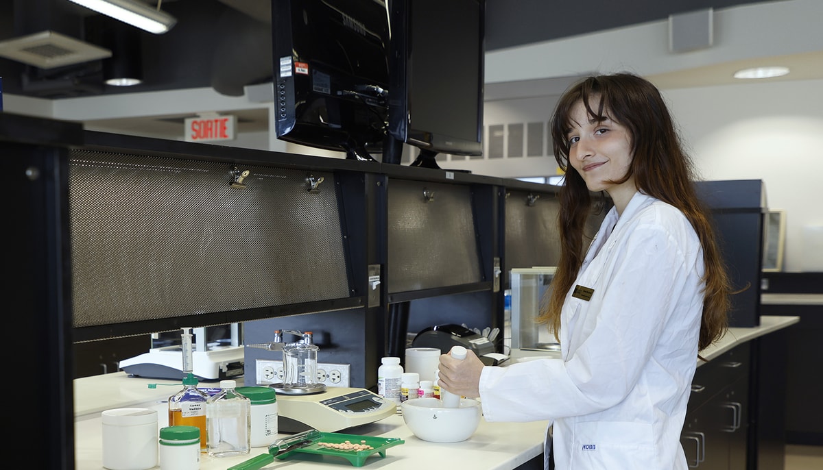 Élysée Bouchard, étudiante en pharmacie et cocréatrice du guide sur l'impact environnemental des médicaments