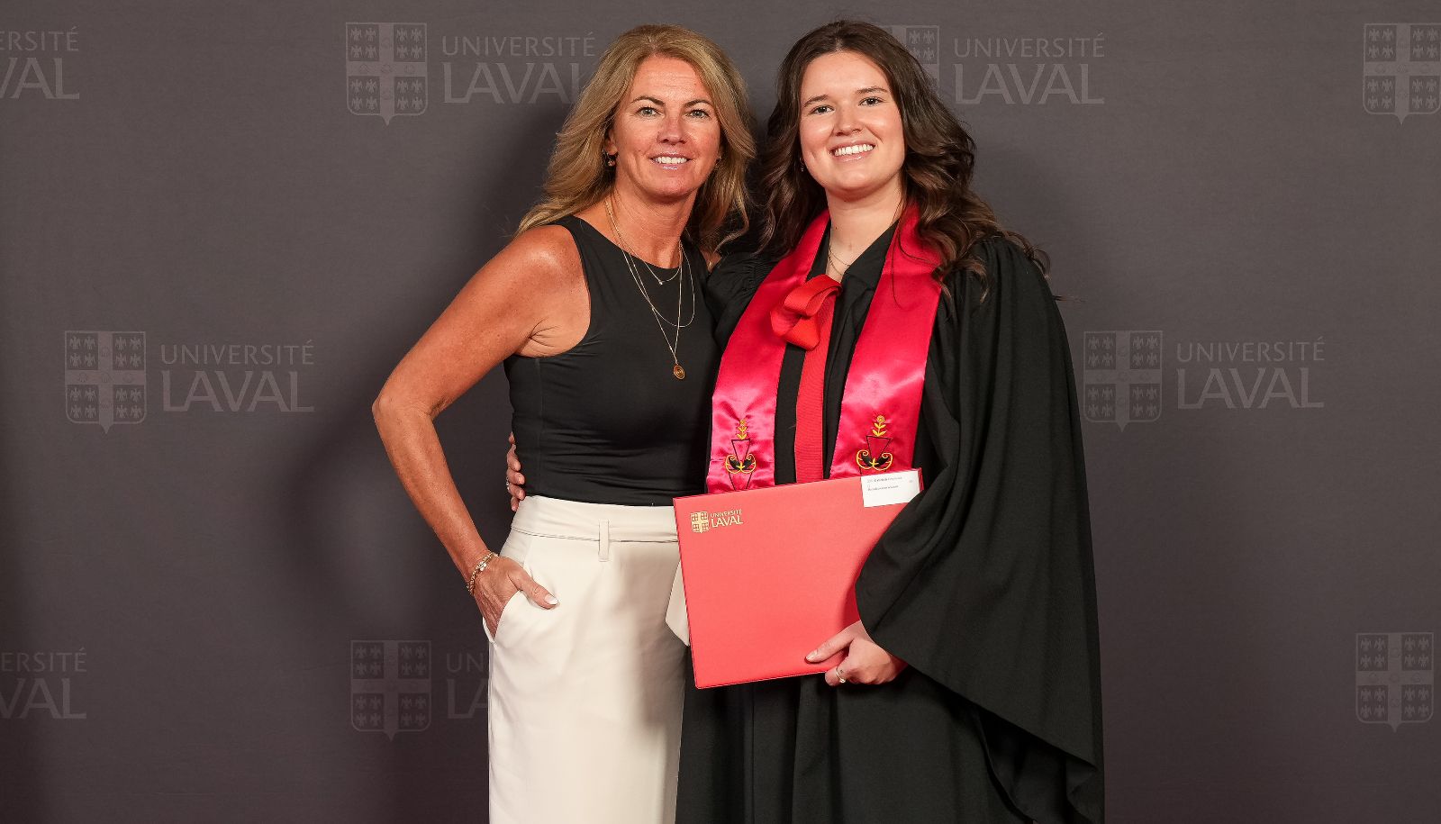 En marge de la cérémonie de collation de grades, la finissante Gabrielle Gros-Louis en compagnie de sa mère, Marie-Josée Lévesque