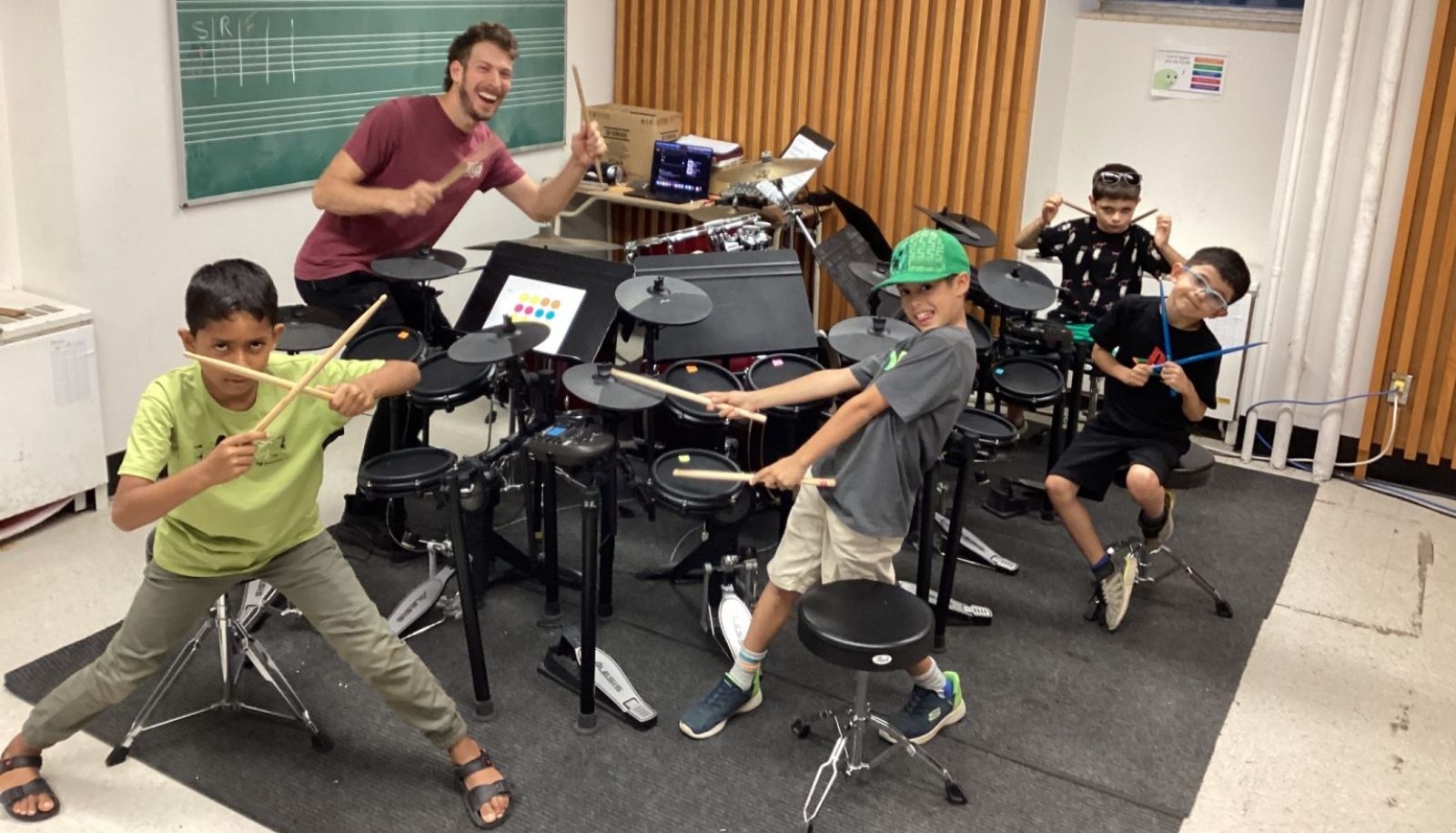 Parmi les pratiques innovantes mises en lumière par le site Web de Musiquer toute la vie, l'Université des jeux(nes) musiciens, une initiative de l'Université Laval, se distingue par son approche novatrice qui intègre le jeu dans l’apprentissage d’instruments de musique. Sa structure, conjuguant à la fois école et laboratoire vivant, mise sur une méthode éducative alliant jeux musicaux analogiques et numériques.