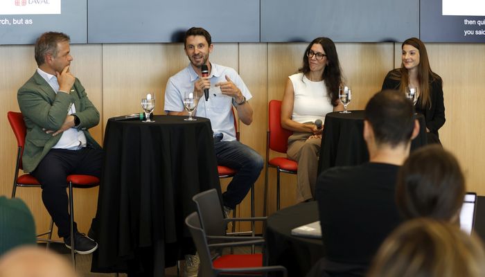 Le panel «Bons coups et astuces» était animé par le vice-recteur adjoint aux services à la recherche, à la création et à l'innovation, Frédéric Picard (à l'extrême gauche). De gauche à droite, les personnes invitées à discuter de leur début de carrière à l'Université Laval: Jean-François Lalonde, professeur au Département de génie électrique et de génie informatique, Alexandra Matte-Landry, professeure à l'École de travail social et de criminologie, et Élodie Boisselier, professeure à la Faculté de médecine.