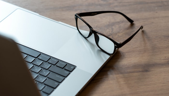 La révision par les pairs assure la validité scientifique des articles publiés dans les revues savantes.